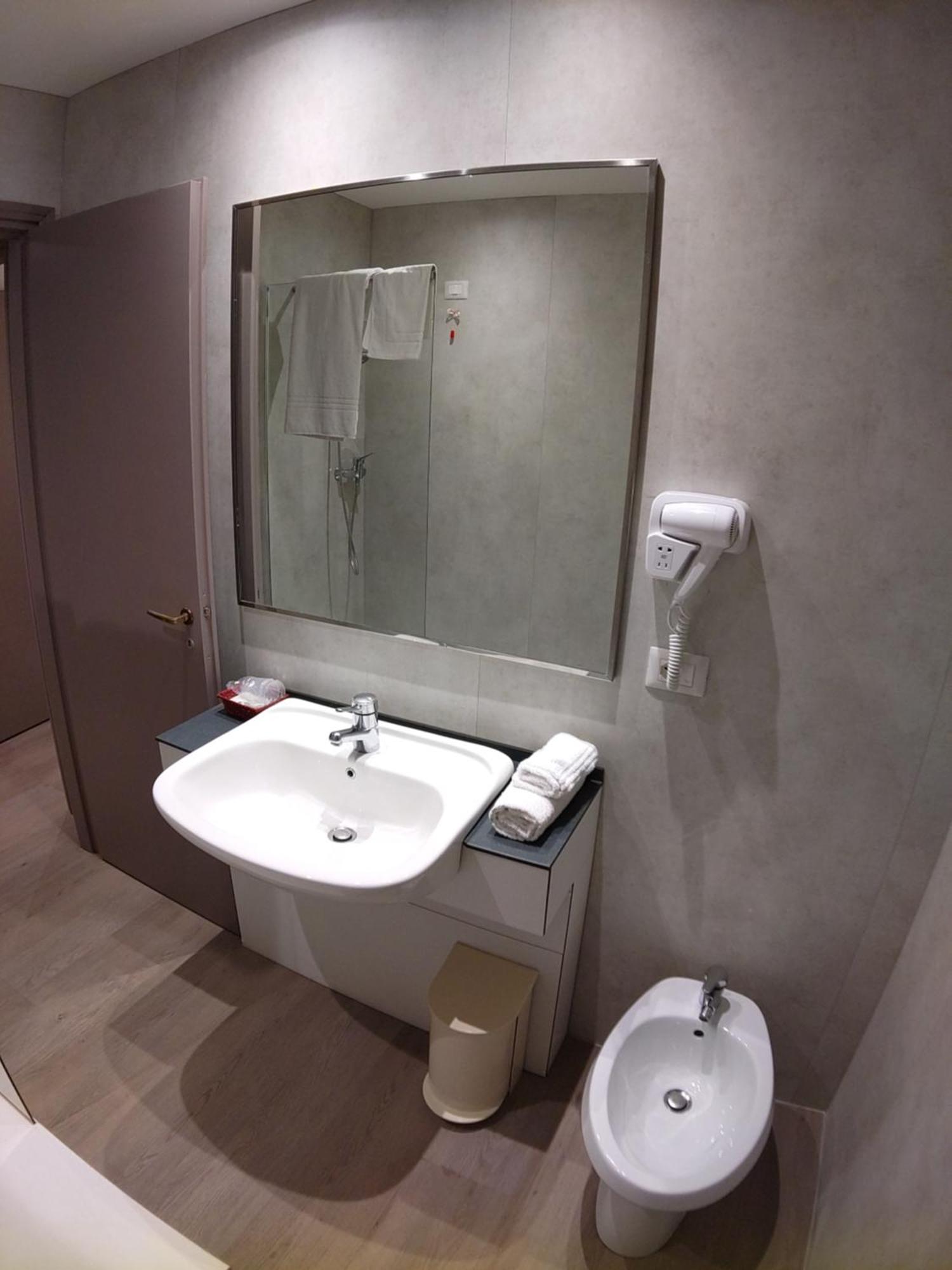 Confidence Hotel Europa Cento  Rom bilde